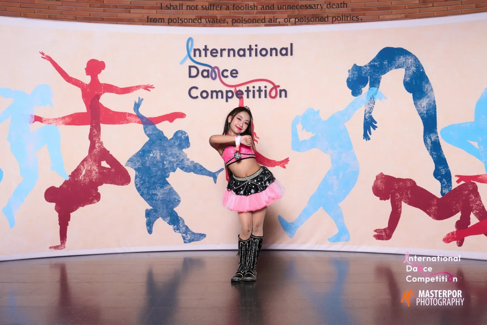 นักเรียน Nova Talent Studio ในชุดแสดงสีชมพูดำ โพสท่าพร้อมเหรียญรางวัล ที่งาน International Dance Competition