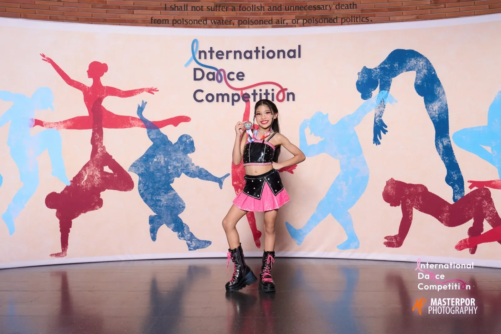 นักเรียน Nova Talent Studio ยิ้มชูเหรียญรางวัล ที่งาน International Dance Competition
