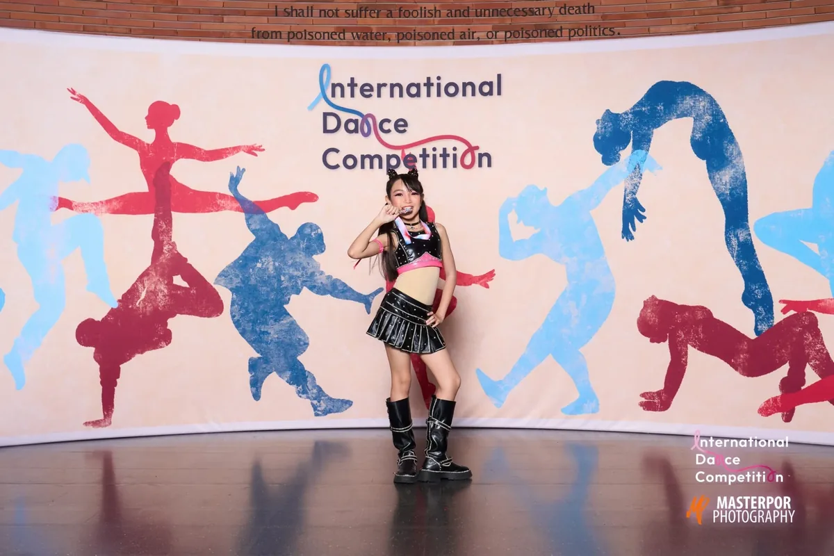 นักเรียน Nova Talent Studio ในชุดแสดงพร้อมเหรียญรางวัล ที่งาน International Dance Competition