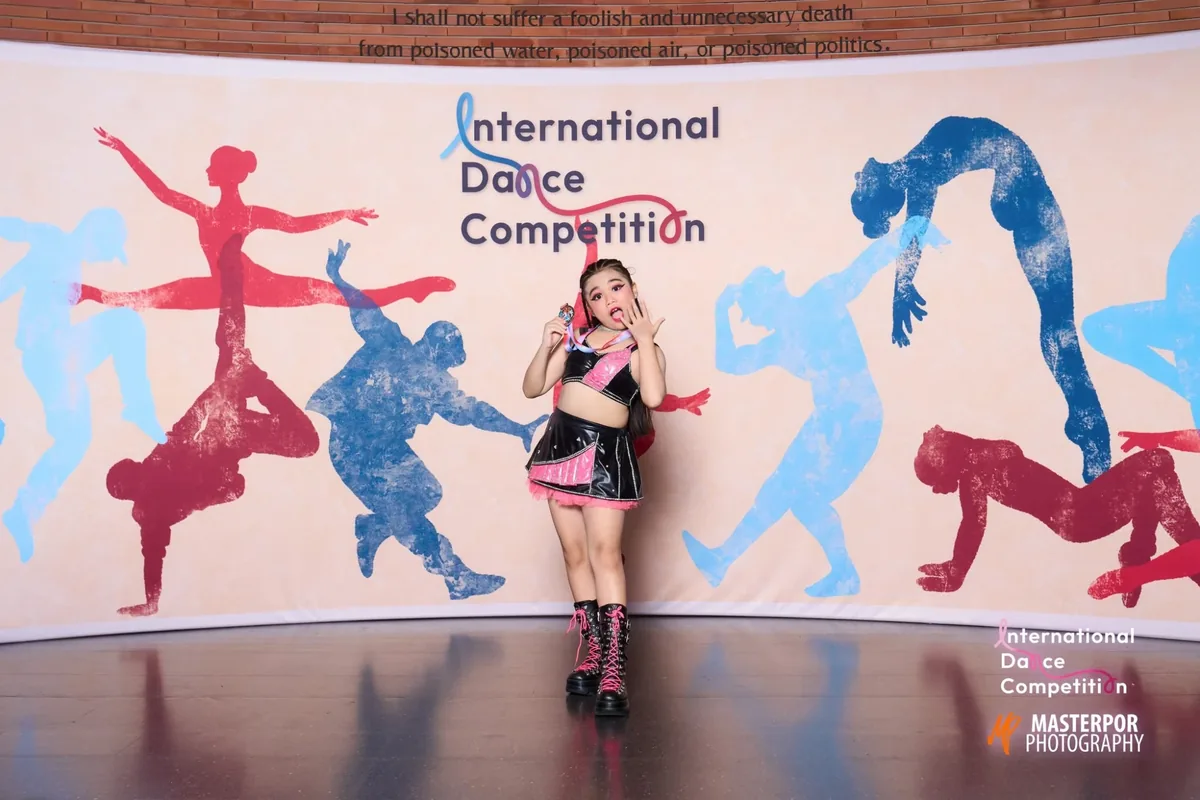 นักเรียน Nova Talent Studio ในชุดแสดงพร้อมเหรียญรางวัล ที่งาน International Dance Competition
