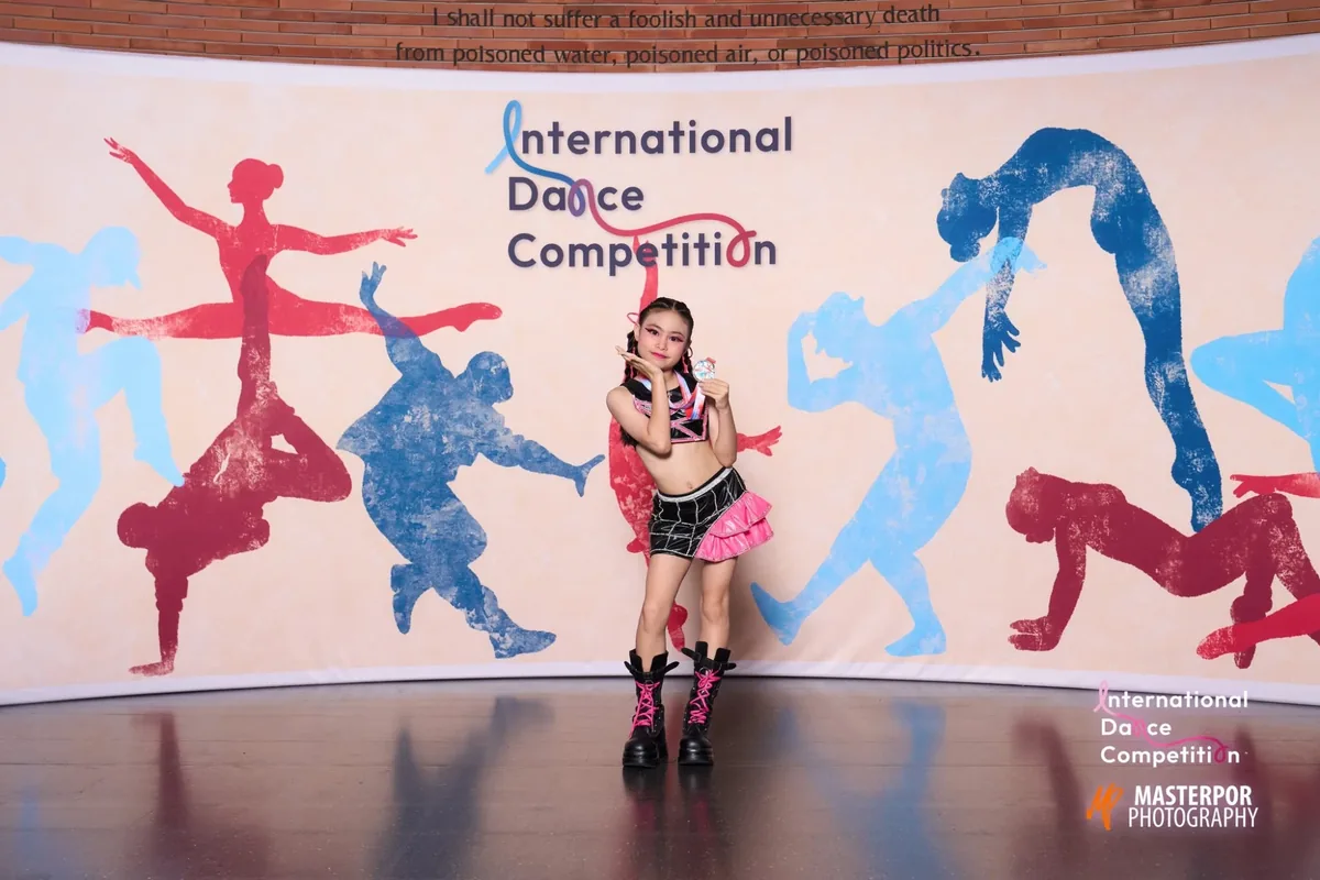 นักเรียน Nova Talent Studio ในชุดแสดงพร้อมเหรียญรางวัล ที่งาน International Dance Competition