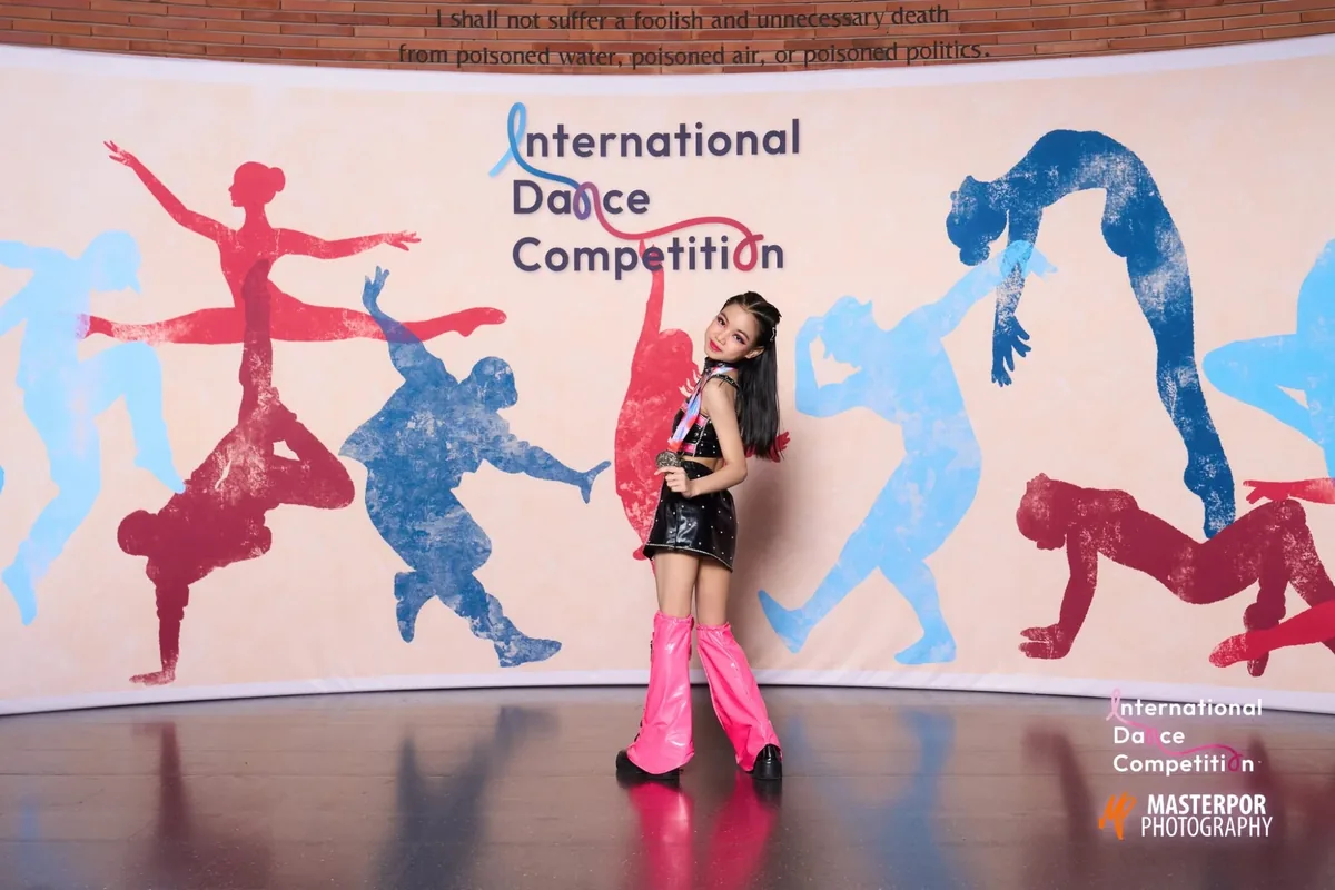 นักเรียน Nova Talent Studio ในชุดแสดงพร้อมเหรียญรางวัล ที่งาน International Dance Competition