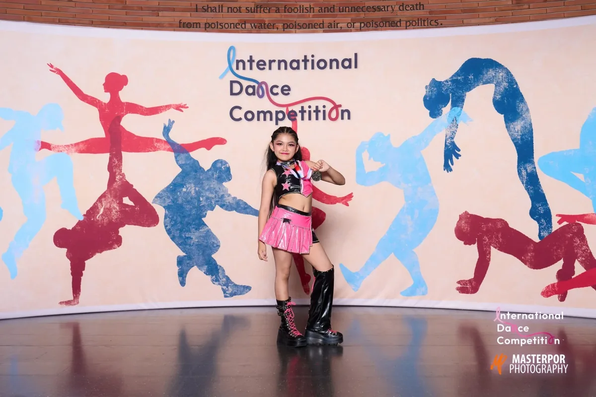 นักเรียน Nova Talent Studio ในชุดแสดงพร้อมเหรียญรางวัล ที่งาน International Dance Competition