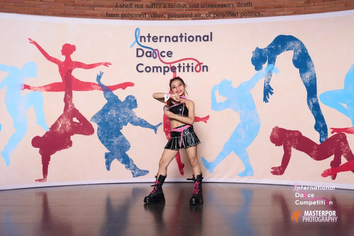 นักเรียน Nova Talent Studio ในชุดแสดงพร้อมเหรียญรางวัล ที่งาน International Dance Competition